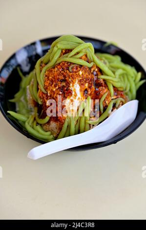 Il Cendol è un dolce fatto con ghiaccio rasato e gelatina di farina di riso verde, latte di cocco e sciroppo. Foto Stock