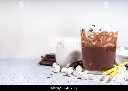 Rinfrescante cocktail Iced Hot Chocolate, bevanda fredda al cioccolato dolce al latte con marshmallow, spazio copia bianco Foto Stock