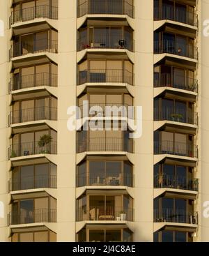 Balconi nell'edificio modernista, Sydney Australia Foto Stock