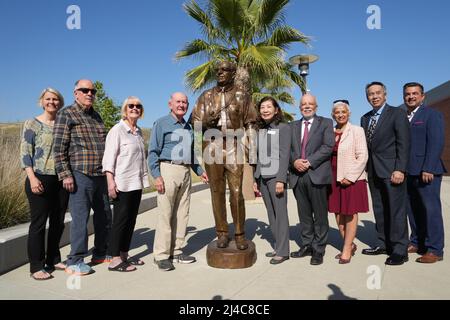 MT. I membri del Consiglio di amministrazione del San Antonio College Gary Chow, Laura Santos, Judy Chen Haggerty, Manuel Baca e Robert Hidalgo partecipano a una cerimonia di taglio del nastro della Heritage Hall presso lo Hilmer Lodge Stadium, mercoledì 13 aprile 2022, a Walnut, calib. Foto Stock