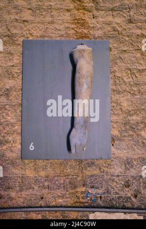 Una scultura in pietra, il frammento del braccio della statua appeso nell'edificio in mattoni della rotonda Sud. Alla Basilica Rossa, Chiesa nella vecchia Pergamon, ora città di Bergama Foto Stock