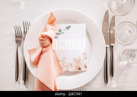 Tavolo di lusso per cenare in un ristorante in colori pastello da vicino. Tavolo per feste di nozze per banchetti Foto Stock