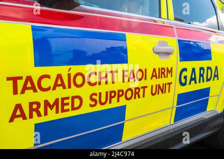 Un Garda Síochána (forze di polizia irlandesi) veicolo dell'unità di supporto Armata. Foto Stock