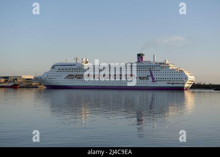 Tilbury Essex UK 14th aprile 2022. L'atmosfera della nave da crociera arriva al Terminal delle Crociere internazionali di Londra sul Tamigi a Tilbury, prima del suo primo viaggio per il nuovo ambasciatore britannico della linea di crociera che ha il suo quartier generale a Purfleet Essex. Ritardata di due settimane a causa di problemi di approvvigionamento di carburante dalla Croazia, dove è stata rimontata dopo essere stata acquistata da P&0 Cruises Australia, dove è stata poi conosciuta come Pacific Dawn. Credit: MARTIN DALTON/Alamy Live News Foto Stock