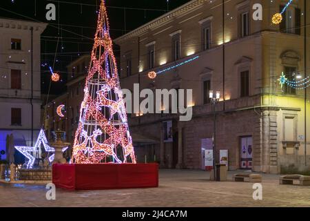 Albero di Natale per le strade di Rieti, Italia, per le vacanze Foto Stock