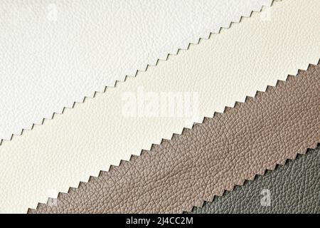 Diversi colori tessuti in pelle naturale campioni di colore grigio chiaro, marrone e beige, per lavori di design Foto Stock