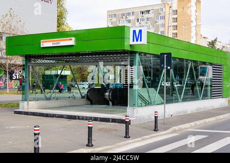 Bucarest, Romania, 14 novembre 2021: Ingresso principale alla stazione della metropolitana Favorit nel quartiere Dr Taberei o Drumul Taberei Foto Stock