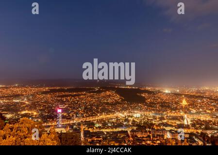 Splendida vista panoramica di Tbilisi al tramonto, Georgia, Europa Foto Stock