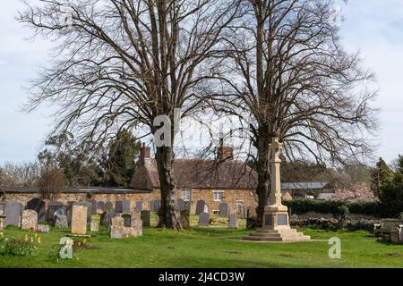 Il cortile della chiesa di tutti i Santi , una chiesa del 7th secolo, nel villaggio di Brixworth, Northamptonshire, Regno Unito Foto Stock