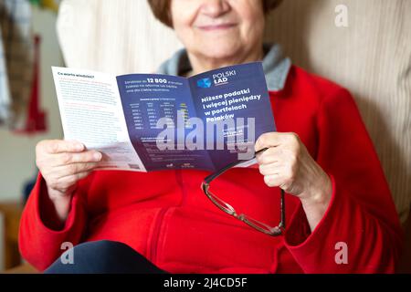 Poznan, Polonia- Marzo 3,2022: Editoriale illustrativo di una donna anziana non identificata che legge il pamphlet 'Polski Lad' (Ordine Polacco). Foto Stock