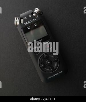 VLADIVOSTOK, RUSSIA - 17 AGOSTO 2018: Registratore portatile Tascam DR-05 su sfondo scuro. Foto Stock