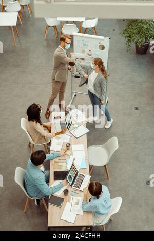 Due colleghi si trovano nella sala riunioni dell'ufficio Foto Stock