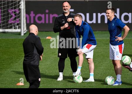 Praga, Repubblica Ceca. 13th Apr 2022. L'allenatore Jindrich Trpisovsky, 2nd da sinistra, partecipa alla sessione di allenamento di SK Slavia Praha prima della partita di ritorno della UEFA Europa Conference League: SK Slavia Praha vs Feyenoord Rotterdam, il 13 aprile 2022, a Praga, Repubblica Ceca. Credit: Ondrej Deml/CTK Photo/Alamy Live News Foto Stock