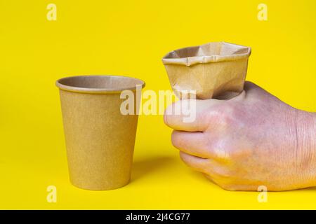 alcune tazze di carta riciclata su una superficie colorata Foto Stock