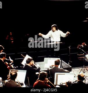 Andre Previn, deutsch-amerikanischer Dirigent und pianist, Chefdirigent an vielen berühmten Opernhäusern, er komponierte zudem Werke für Filmmusik und auch für Jazz, im Bild bei einer Orchesterprobe circa 1979. Andre Previn, direttore e pianista tedesco-americano, direttore di molti famosi teatri lirici, ha anche composto opere per la musica cinematografica e anche per il jazz, nella foto di una prova d'orchestra intorno al 1979. Foto Stock