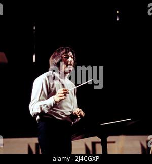 Andre Previn, deutsch-amerikanischer Dirigent und pianist, Chefdirigent an vielen berühmten Opernhäusern, er komponierte zudem Werke für Filmmusik und auch für Jazz, im Bild bei einer Orchesterprobe circa 1979. Andre Previn, direttore e pianista tedesco-americano, direttore di molti famosi teatri lirici, ha anche composto opere per la musica cinematografica e anche per il jazz, nella foto di una prova d'orchestra intorno al 1979. Foto Stock