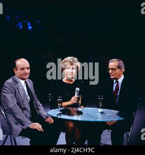 ARD Wunschkonzert, Musiksendung, Deutschland, 1989, Moderatorin Dagmar Berghoff im Gespräch mit Xaver Unsinn, links , bekannter ehemaliger Eishkeyspieler und Hans Günter Winkler, deutscher Springreiter, Weltmeister und Medaillenewinner bei den Olympischen Spielen, eliner der Scherscherschen. ARD Wunschkonzert, Music show, Germania, 1989, presentatore Dagmar Berghoff in conversazione con Xaver Unsinn, a sinistra , noto ex giocatore di hockey su ghiaccio e Hans Guenter Winkler, show jumper tedesco, campione del mondo e vincitore di medaglie ai Giochi Olimpici, uno dei più Foto Stock