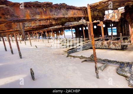 Sotto il ponte del naufragio Maheno sulla Eastern Beach a Fraser Island, Queensland, Australia Foto Stock