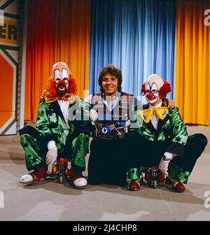 1, 2 oder 3, ZDF Quizshow für Kinder, moderiert von Michel Schanze, auf dem Bild mit zwei Clowns, Deutschland, 1981. 1, 2 oder 3, TV quiz show for Kids, presentato da Michael Schanze, sulla foto con due clown, Germania, 1981. Foto Stock