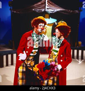 Hallo Peter, ZDF Musikshow, Deutschland, 1979, im Bild: Peter Kraus und Andrea Jürgens verkleidet als Clowns. Hallo Peter, show di musica televisiva, Germania, 1979, sulla foto: Peter Kraus e Andrea Jürgens come clown. Foto Stock