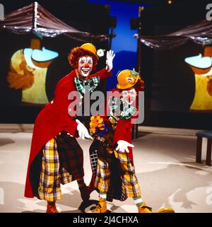 Hallo Peter, ZDF Musikshow, Deutschland, 1979, im Bild: Peter Kraus und Andrea Jürgens verkleidet als Clowns. Hallo Peter, show di musica televisiva, Germania, 1979, sulla foto: Peter Kraus e Andrea Jürgens come clown. Foto Stock