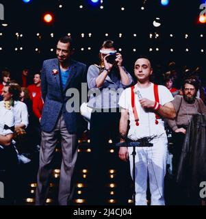 ZDF Hitparade, Musiksendung, Trio, deutsche Band, im Bild: Peter Behrens, Kalle Krawinkel, Stephan Remmler, Deutschland, 1982. ZDF Hitparade, show grafico, Trio, banda tedesca, sulla foto: Peter Behrens, Kalle Krawinkel, Stephan Remmler, Germania, 1982. Foto Stock