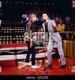 ZDF Hitparade, Musiksendung, Trio, deutsche Band, im Bild: Gitarrist Kalle Krawinkel, Sänger Stephan Remmler, Deutschland, 1983. ZDF Hitparade, show grafico, Trio, banda tedesca, sulla foto: Chitarrista Kralle Krawinkel, cantante Stephan Remmler, Germania, 1983. Foto Stock