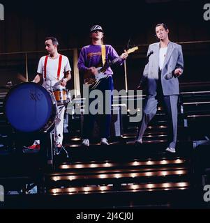 ZDF Hitparade, Musiksendung, Trio, deutsche Band, im Bild: Schlagzeuger Peter Behrens, Gitarrist Kalle Krawinkel, Sänger Stephan Remmler, Deutschland, 1983. ZDF Hitparade, show grafico, Trio, banda tedesca, sulla foto, Batterista Peter Behrens, chitarrista Kalle Krawinkel, cantante Stephan Remmler, Germania, 1982. Foto Stock