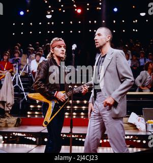 ZDF Hitparade, Musiksendung, Trio, deutsche Band, im Bild: Gitarrist Kalle Krawinkel, Sänger Stephan Remmler, Deutschland, 1983. ZDF Hitparade, show grafico, Trio, banda tedesca, sulla foto: Chitarrista Kralle Krawinkel, cantante Stephan Remmler, Germania, 1983. Foto Stock