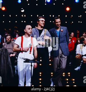 ZDF Hitparade, Musiksendung, Trio, deutsche Band, im Bild: Peter Behrens, Kalle Krawinkel, Stephan Remmler, Deutschland, 1982. ZDF Hitparade, show grafico, Trio, banda tedesca, sulla foto: Peter Behrens, Kalle Krawinkel, Stephan Remmler, Germania, 1982. Foto Stock