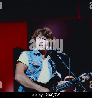 Disco, ZDF Musiksendung, Deutschland, 1979, im Bild: Peter Maffay, deutscher Sänger und Gitarrist. Discoteca, show di musica televisiva, Germania, 1979, nella foto: Cantante e chitarrista tedesco Peter Maffay. Foto Stock