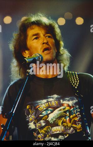 Peter Maffay, deutscher Sänger, Gitarrist und Musikproduzent, im Bild: Peter Maffay beim SWF Konzert: Stars' 96 in Baden-Baden, Deutschland, 1996. Peter Maffay, cantante, chitarrista e produttore musicale tedesco, nella foto: Peter Maffay al concerto ARD: Star 96 a Baden-Baden, Germania, 1996. Foto Stock