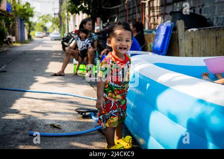 Bangkok, Tailandia. 14th Apr 2022. Un ragazzo giovane che indossa scarpe d'anatra in gomma gioca in una lotta d'acqua, parte della tradizionale celebrazione del Capodanno tailandese. Matt Hunt/Neato. Matt Hunt/Neato Credit: Matt Hunt/Neato/Alamy Live News Foto Stock