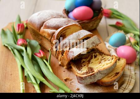 Primo piano pane pasquale rumeno – Cozonac sulla tavola di Pasqua Foto Stock