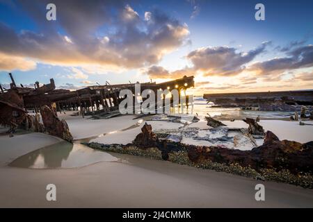 Naufragio Maheno sulla spiaggia orientale di Fraser Island, Queensland, Australia Foto Stock