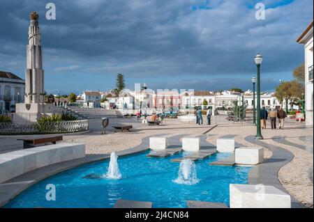 Paesaggio urbano alla piazza della città Praca da Republica, Tavira, Algarve, Portogallo, Europa | Piazza della città Praca da Republica a Tavira nell'Algarve in Portuga Foto Stock