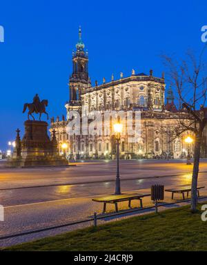 Chiesa di Corte Cattolica e Monumento di Re Giovanni sulla Piazza del Teatro, al crepuscolo, Dresda, Sassonia, Germania Foto Stock