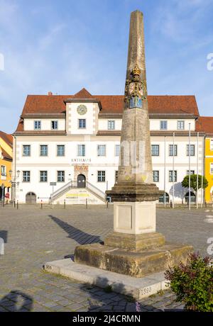 Colonna elettorale dell'ufficio postale sassone sulla piazza del mercato, il municipio sullo sfondo, Hoyerswerda, Sassonia, Germania Foto Stock