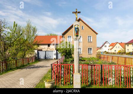 Wayside santuario di fronte ad una casa residenziale, Saalau, Wittichenau, Lusatia superiore, Sassonia, Germania Foto Stock