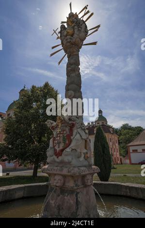 Colonna della Santissima Trinità dal 1704 nell'Abbazia cistercense Klosterstift St. Marienthal an der Neisse, alta Lusatia, Sassonia, Germania Foto Stock