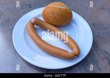Un paio di salsicce Wier con panini su un piatto, Baviera, Germania Foto Stock