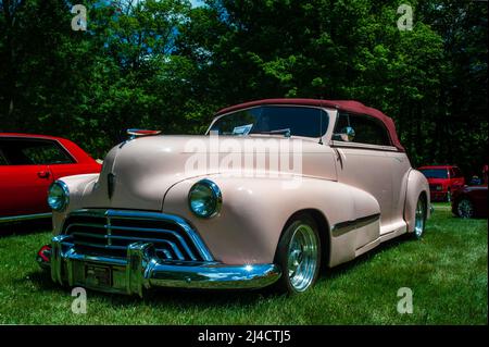 Grand Ledge, MI - 8 luglio 2017: 1950s Oldsmobile Convertibile Foto Stock