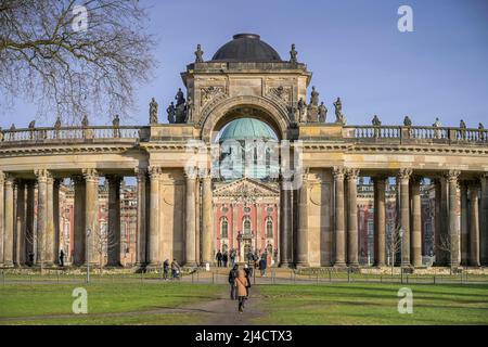 Porta trionfale con colonnate presso i Comuni, Sanssouci, Potsdam, Brandeburgo, Germania Foto Stock