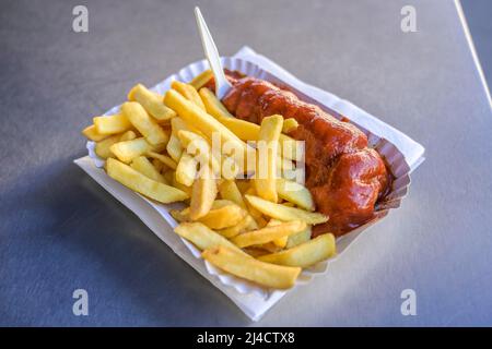 Currywurst con patatine di Krasselts, Steglitz, Berlino, Germania Foto Stock