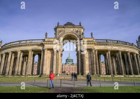 Porta trionfale con colonnate presso i Comuni, Sanssouci, Potsdam, Brandeburgo, Germania Foto Stock
