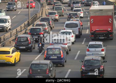 Moto colonna salto tessitura attraverso sorpasso, traffico lento, città autostrada A 100, Wilmersdorf, Berlino, Germania Foto Stock