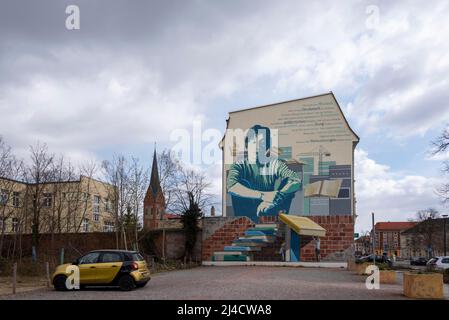 Parcheggio, casa muro con memoriale di Brigitte Reimann, famoso scrittore GDR, nato a Burg vicino a Magdeburg, Burg, Sassonia-Anhalt, Germania Foto Stock