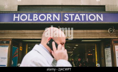 Holborn, Londra, Regno Unito - Aprile 12 2016: L'ingresso alla stazione della metropolitana di Holborn, con fuori un pendolari irriconoscibile. Foto Stock