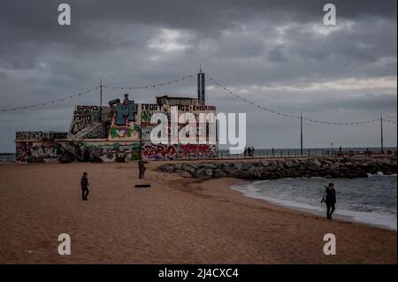 Il ristorante Boo Beach Club, chiuso e in murina, si trova sulla spiaggia la Mar Bella di Barcellona. Foto Stock