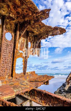 Un primo piano di una sezione rotta del lato a tribordo del naufragio Maheno sulla Seventy Five Mile Beach, Fraser Island, Queensland, Australia Foto Stock
